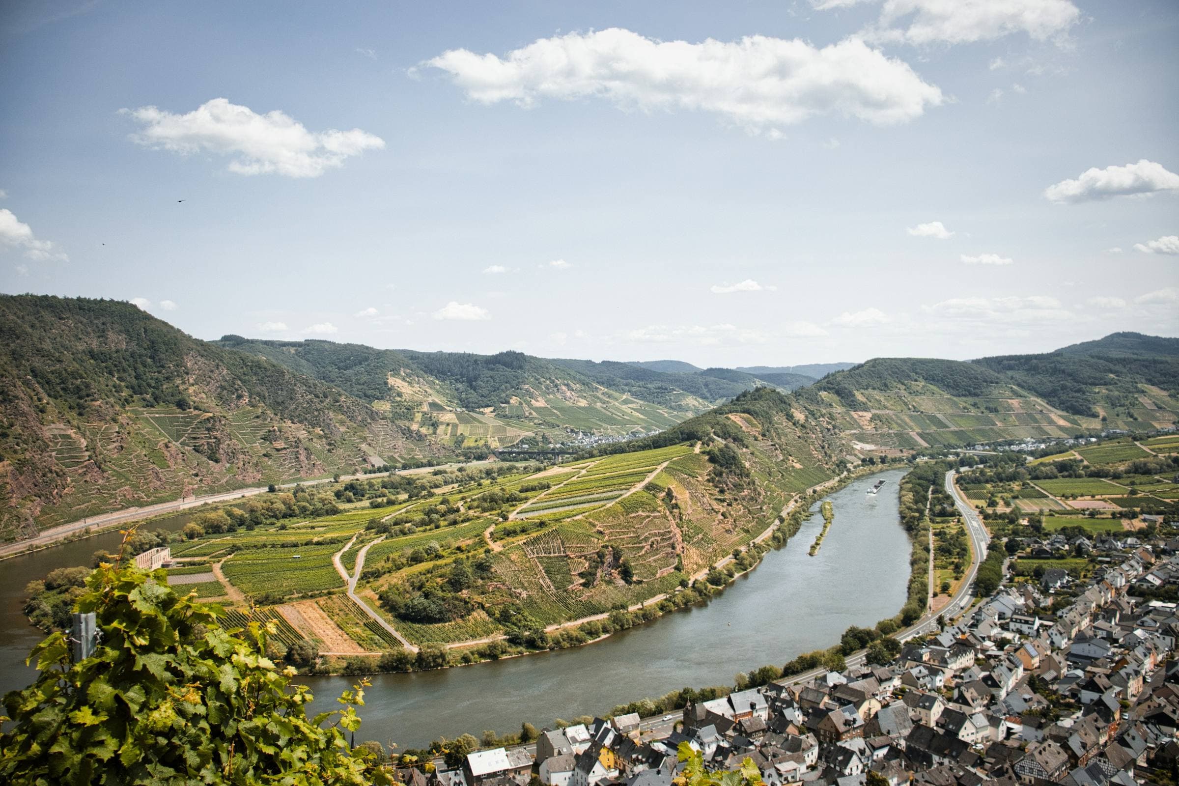 Die Mosel bei Bremm mit steilen Weinbergen und Winzerdorf