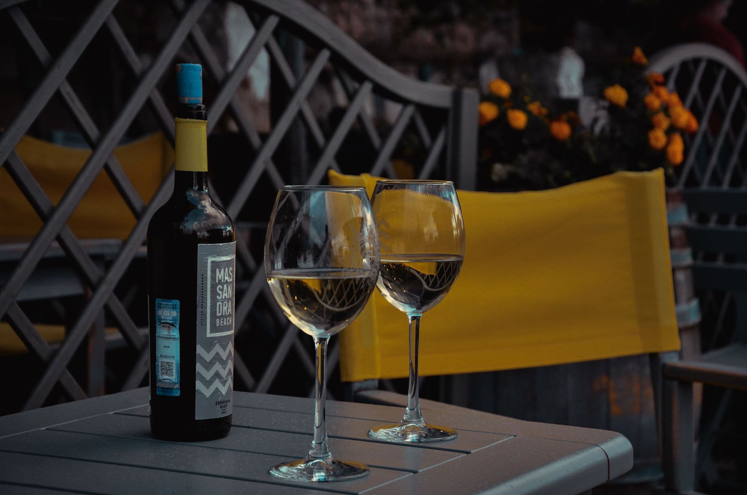 Zwei Gläser Weißwein und eine Flasche im Freien