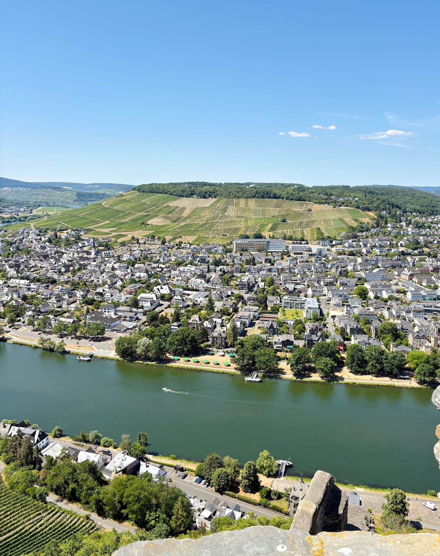 Luftbild von Bernkastel-Kues mit Weinbergen an der Mosel