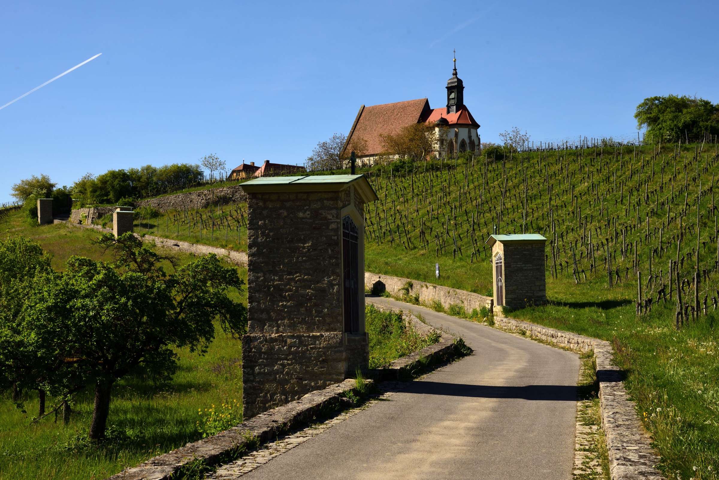 Weg durch die Weinberge bei Volkach mit Kirche im Hintergrund