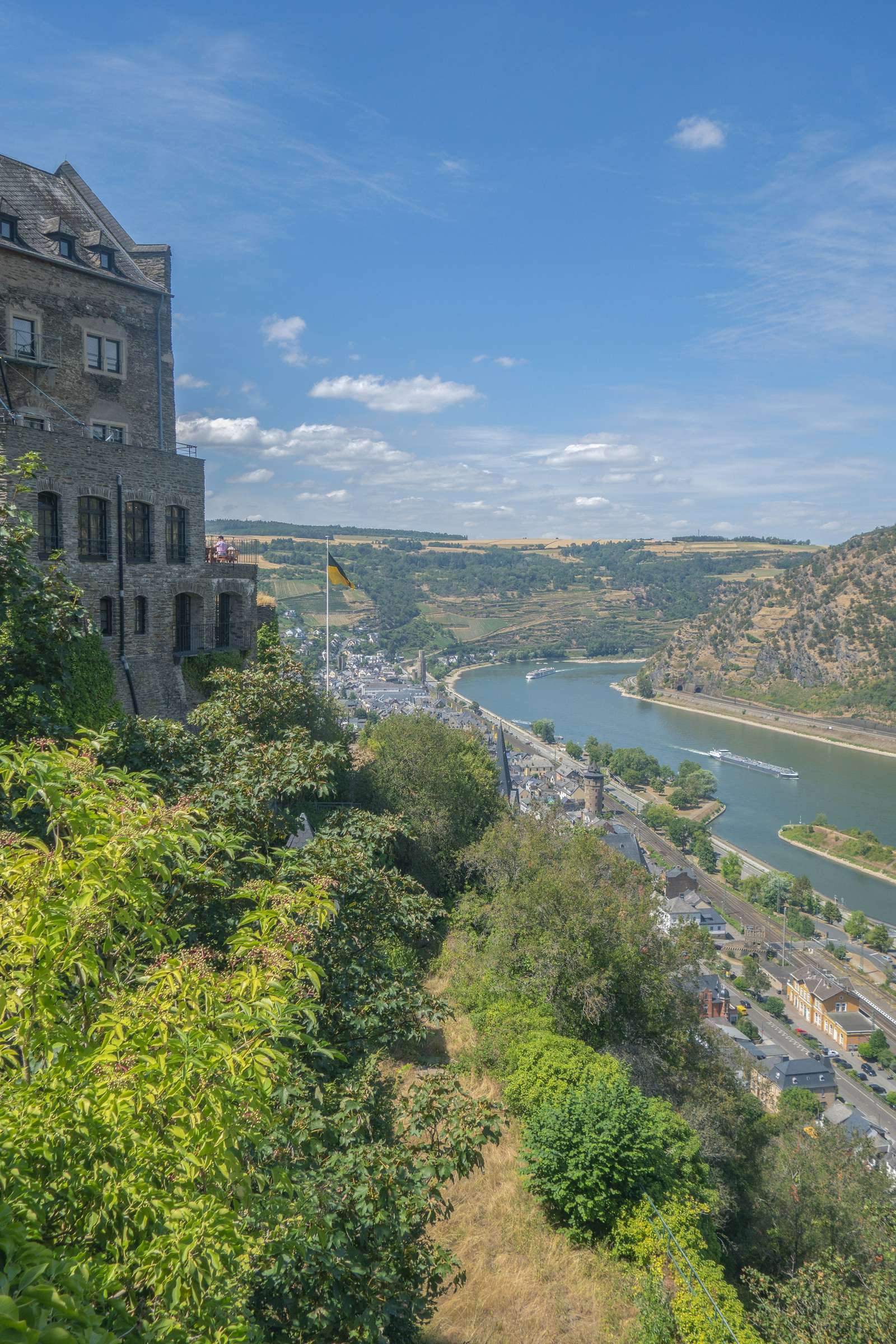 Blick von der Höhe auf Oberwesel und den Rhein