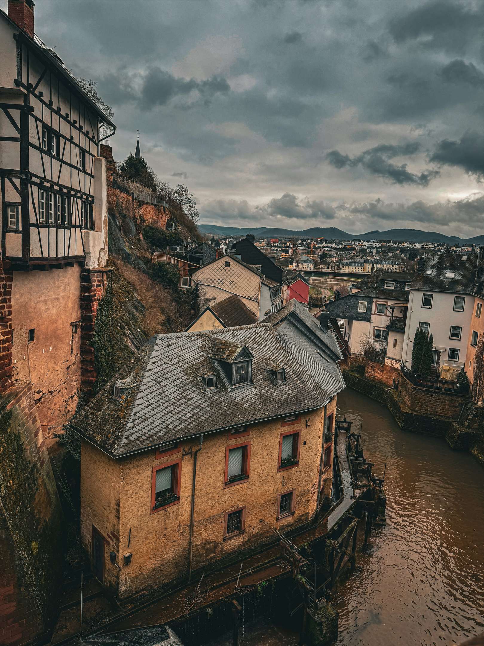 Altstadt von Saarburg an der Saar unter bewölktem Himmel