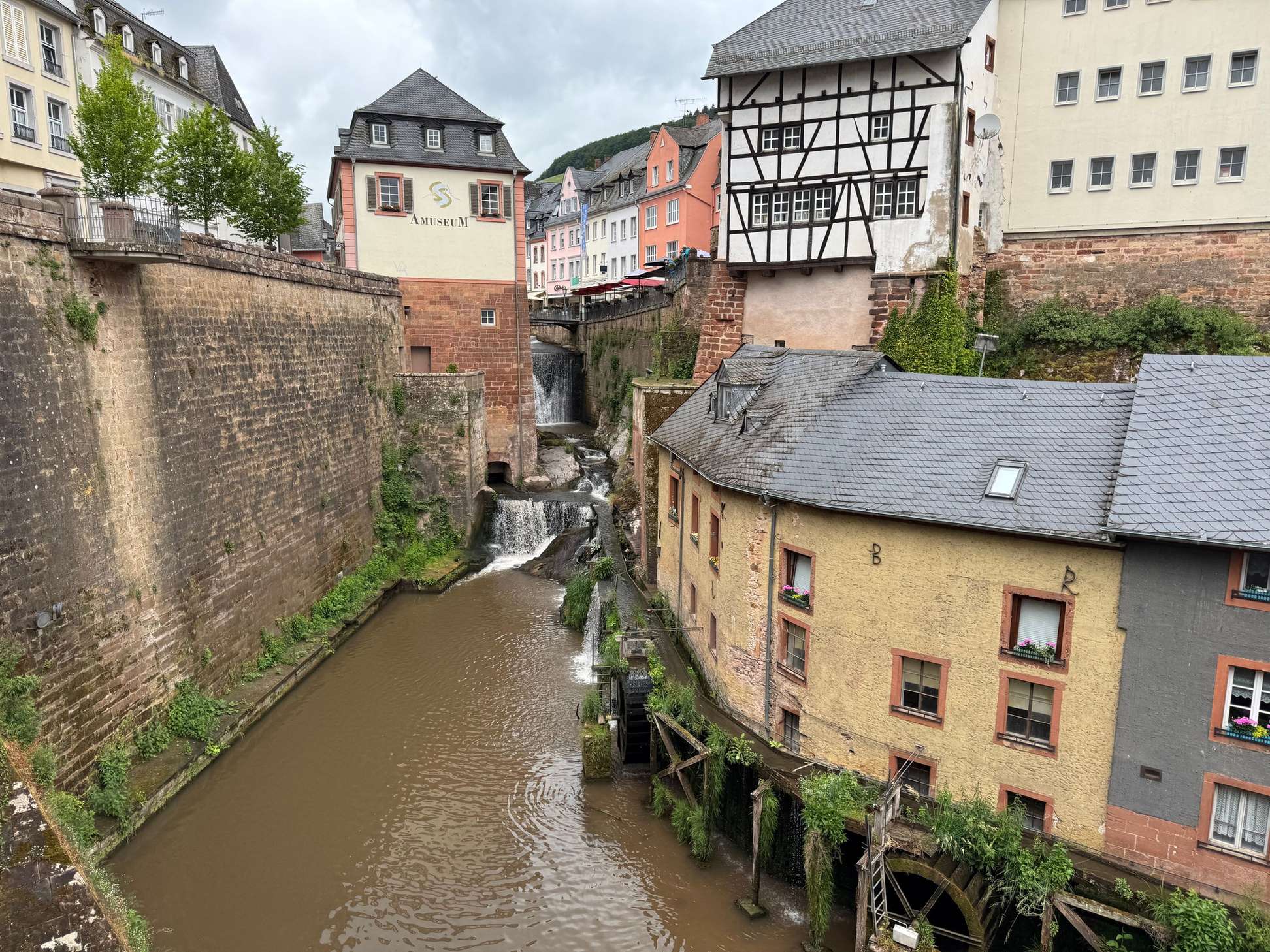 Wasserfall, historische Mühle und Fachwerkhäuser in der Altstadt von Saarburg